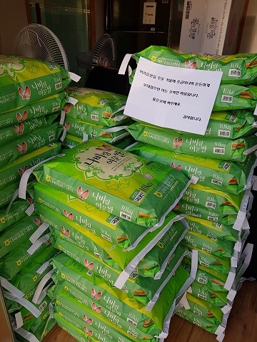 최근 한 익명의 기부자가 함평읍사무소와 신광면사무소에 쌀(10kg) 100포를 놓고 사라졌다. /전남 함평군=제공