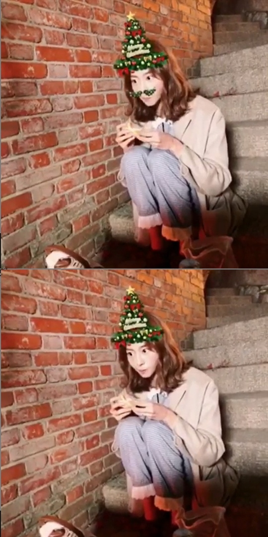 KBS2TV 주말드라마 하나뿐인 내편에서 김도란 역으로 열연하는 유이가 17일 새벽 자신의 인스타그램을 통해 머리에는 모자를 연상 시키는 크리스마스 트리와 코에는 콧수염에 생겼다 사라지는 어플로 담은 귀요미'트리도란' 영상으로 근황을 전했다. 했다.사진= 유이 인스타그램 캡처
