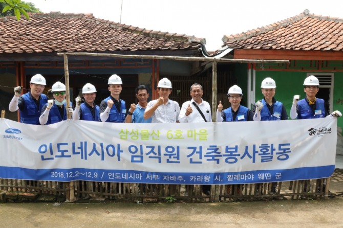 삼성물산이 '삼성마을' 6호 준공식을 마치고 기념촬영을 하고 있다. 사진=삼성물산 제공