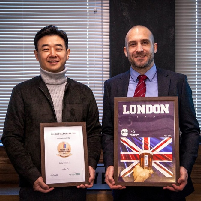 생활맥주 임상진 대표(왼쪽)가 ‘아시아 비어 챔피언십2018’에서 브론즈를 수상하고 기념촬영하고 있다, 생활맥주=제공