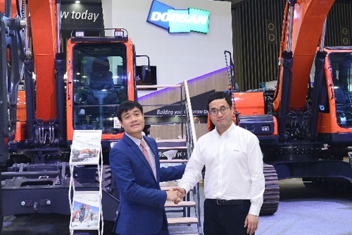 베트남의 두산 기계 제품 독점 대리점(DCC) 응웬 뚜안 땅 회장(왼쪽)과 정은두 동아시아 두산 영업 담당 이사.