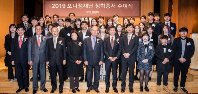 18일 삼성동 아이파크타워에서 열린 2019 포니정재단 장학증서 수여식에서 참가자들이 기념촬영을 하고 있다. 사진=포니정재단 제공