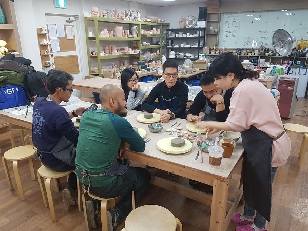 해외 우수직원들이 도자기 만들기 체험을 하고 있다. 사진=롯데케미칼.