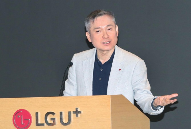LG유플러스는 19일 서울 용산 사옥에서 하현회 부회장을 비롯 주요 경영진이 참석한 가운데 간담회를 열고, ‘네트워크’, ‘서비스’, ‘마케팅’ 3대 핵심 가치를 통해 5G 시장 성장을 주도하겠다고 밝혔다.