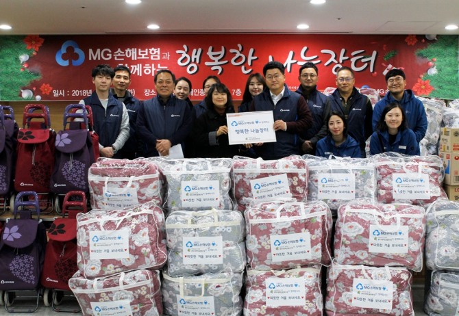 MG손해보험은 지난 18일 겨울철 복지사각지대 취약계층에게 월동용품을 지원하는 ‘따뜻한 겨울나기 나눔’ 봉사활동을 진행했다.