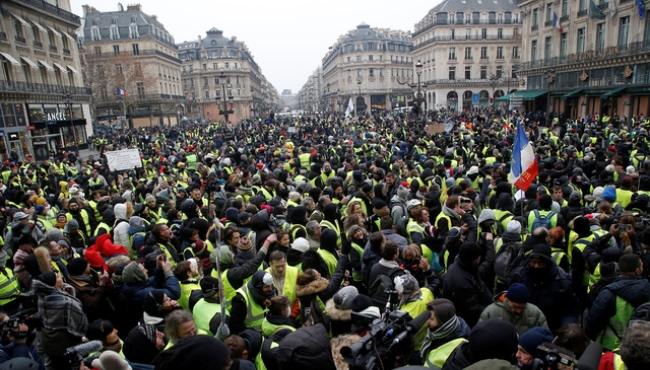 사진은 지난 15일(현지시간) 프랑스 파리 오페라하우스 인근에서 서민경제 개선정책을 요구하는 노란조끼 5차 집회가 열리고 있는 모습. 