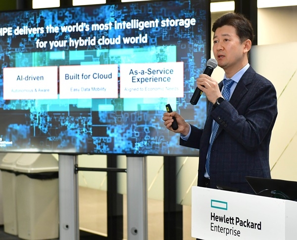 박성철 한국 HPE 스토리지 사업부 상무는 새로워진 인공지능(AI)기반의 HPE 인텔리전트 스토리지 솔루션을 적용함으로써 데이터 잠재력을 실현하고 신규 매출 흐름에 대한 실행 가능한 올바른 통찰력을 확보할 수 있게 된다고 설명했다. (사진=한국HPE)