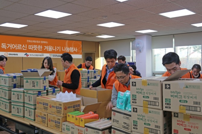 한화손해보험 재경지역본부 봉사단은 19일 서울시 마포어르신돌봄통합센터에서 지역 독거 어르신을 위해 혹한기 보양식 키트를 전달하는 ‘따뜻한 겨울나기’를 진행했다.