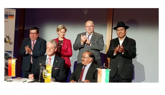 볼프강 슈뮤츠 ACISA 대표와 후안 카를로스 몬테네그로 YLB  사장(앞줄 오른쪽)이 지난 12일 베를린에서 합작사 설립에 서명하고 있다. 사진=YLB홈페이지