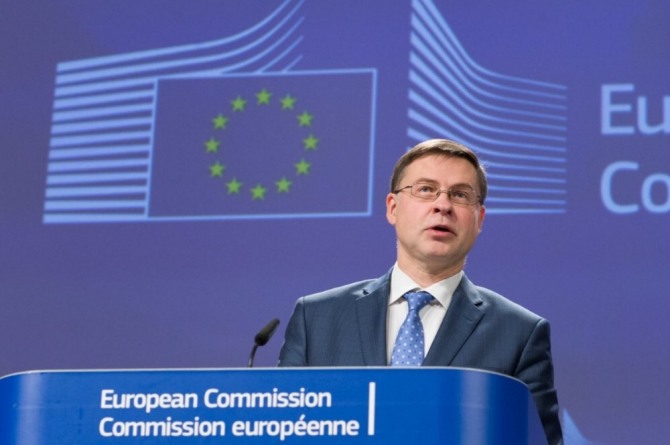 유럽위원회 돔브로우스키스 부위원장은 19일(현지 시간) 브뤼셀에서 지난 몇 주간의 집중적인 협상이 2019년 예산안에 대한 해결책을 제공했다고 설명했다. 사진=돔브로우스키스 트위터.