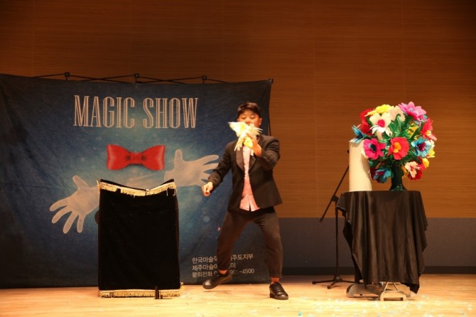 20일 열린 'Magic Show'에서 마술사가 비둘기를 이용해 신기할 마술을 펼치고 있다. 사진=제주국제자유도시개발센터(이하 JAM)