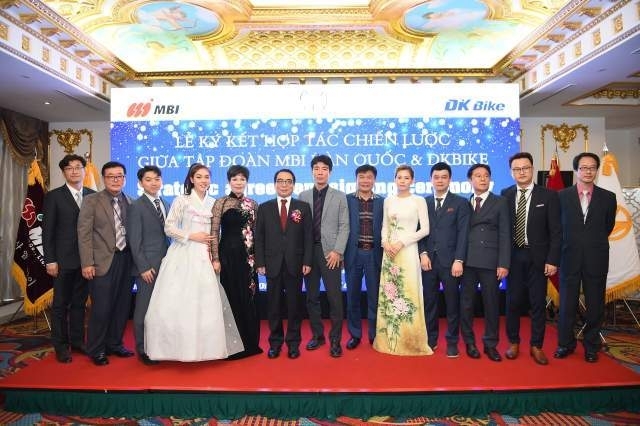 MBI그룹과 베트남에서 전기 오토바이를 조립·유통할 DK바이크가 조인식을 가진 후 기념촬영을 하고 있다. 