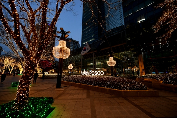크리스마스트리에 불을 밝힌 포스코센터 전경. /사진=포스코그룹