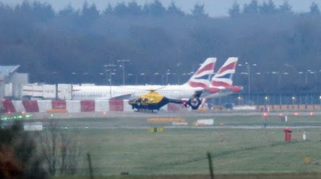 20일 영국 런던 근교 가트윅 공항에서 날아가는 경찰헬기(AP공동) 