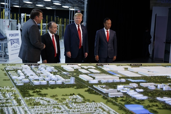도널드 트럼프 대통령이 지난 6월28일 위스콘신주 마운트 플레즌트에 설립될 예정인 폭스콘 공장모델을 둘러보고 있다. 맨 오른쪽이 테리 궈 폭스콘 회장(사진=AP,뉴시스)