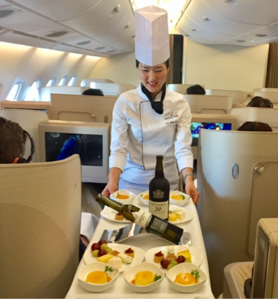 아시아나항공은 프리미엄 서비스를 강화하기 위해 엄선된 와인과 마리아주(와인과 음식의 궁합)를 이루는 기내식 코스 메뉴를 승무원 셰프가 직접 선보이는 '온보드 크루 셰프 서비스(Onboard Crew Chef Service)'를 제공한다.   사진=아시아나항공 