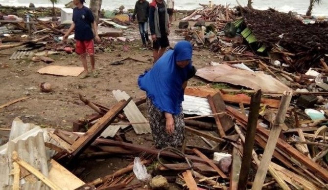 22일 밤 발생한 쓰나미로 수백채의 집이 파괴된 인도네시아에서 이재민들이 부서진 집들을 둘러보고 있다. 사진=CNN캡쳐