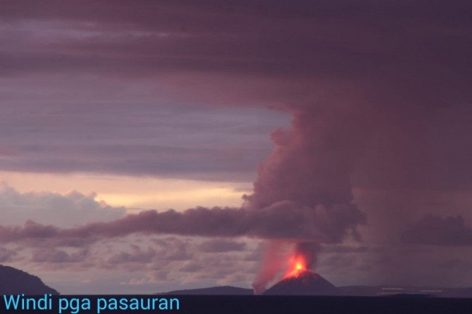 아낙 크라카타우 화산이 22일 오후 분화하고 있다. 사진=PVMBG