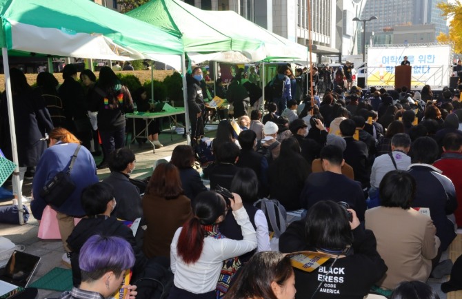 청소년 페미니즘 모임 등 여성단체들이 서울 중구 파이낸스빌딩 앞에서 '여학생을 위한 학교는 없다' 스쿨미투 집회를 하고 있다. 우리 사회는 극단적인 사고를 피하고 서로를 존중하는 의식이 절실하다. 사진=뉴시스