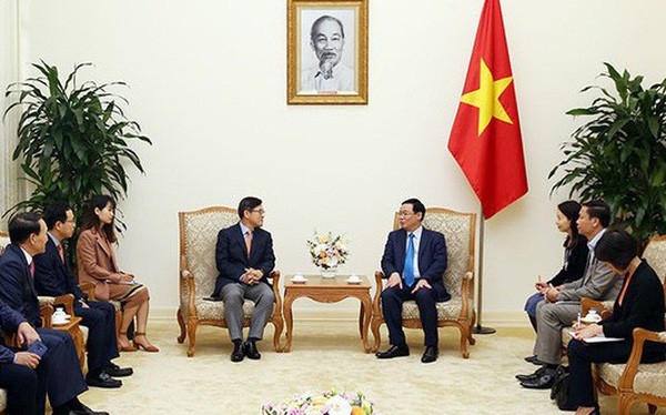 브엉 딘 후에 베트남 경제부총리(오른쪽)이 21일 하노이에서 임기를 마친 심원한(왼쪽) 삼성전자 베트남 법인장 등 삼성관계자들을 면담하고 있다. 사진=GENK