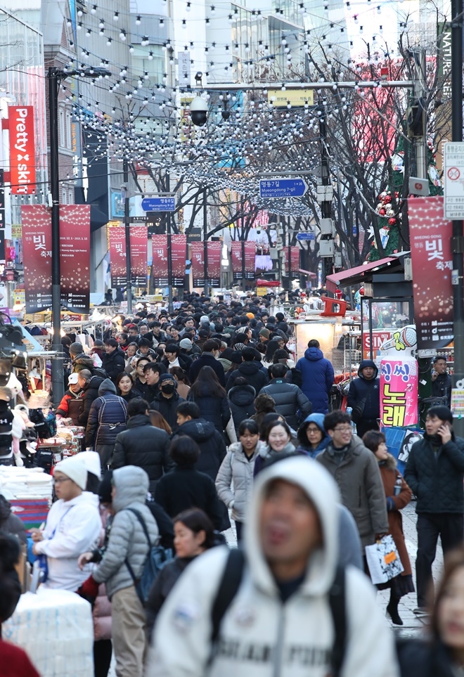 크리스마스를 하루 앞둔 24일 서울 중구 명동거리가 시민과 관광객들로 붐비고 있다. 사진=뉴시스