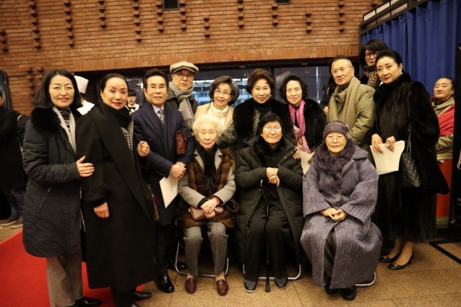 은방초 선생을 사랑하는 사람들(뒷줄 왼쪽부터 박선욱(광주여대 교수), 김매자(창무예술원 이사장), 채상묵(한국전통춤협회 이사장), 양종승(문화재 위원) 이명자(태평무 전수교육조교), 김근희(경기검무 예능보유자),이현자(태평무 전수조교), 그레타 리(의상 디자이너), 앞 줄 왼쪽부터 앉은 김문숙(예술원 회원), 은방초, 김백봉(예술원 회원)