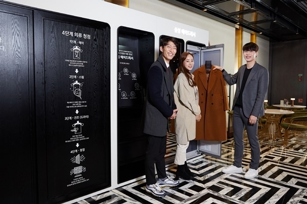 삼성전자가 CGV 씨네드쉐프(CINE de Chef)에서 삼성 의류청정기 '에어드레서'를 활용한     코트룸(Coatroom) 서비스를 운영해 방문객들로부터 큰 인기를 얻고 있다. CGV 씨네드쉐프 용산아이파크몰점 6층 레스토랑에서 모델들이 삼성 '에어드레서' 코트룸 서비스를 이용해 보고 있다. (사진=삼성전자)