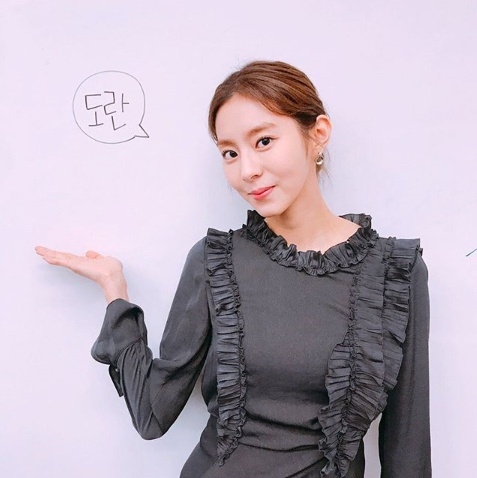KBS2 주말드라마 '하나뿐인 내편'에서 도란 역으로 극을 이끌어가는 유이가 25일 여신 미소로 성탄절 인삿말을 전했다. 사진=유이 인스타그램 캡처