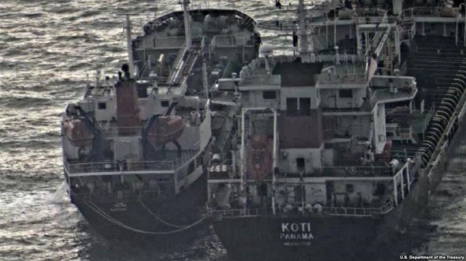 미국 국무부가 북한에 대한 정치,경제압박을 계속할 것이라는 내용의 전략보고서를 공개했다. 사진은 미국을 비롯한 국제사회의 제재를 피해 해상에서 유류를 한적하고 있는 파나마 선적의 선박과 북한 선박. 사진=미국 재무부