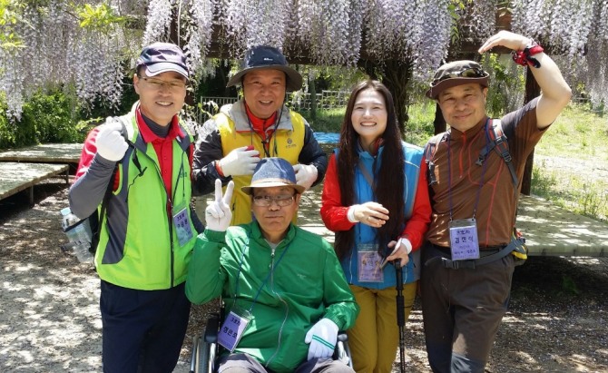 올해 열린 '장애인 등반대회'에서 김진식 한국농어촌공사 차장(왼쪽 첫 번째)을 비롯한 관계자들이 기념사진을 찍고 있다. 사진=한국농어촌공사