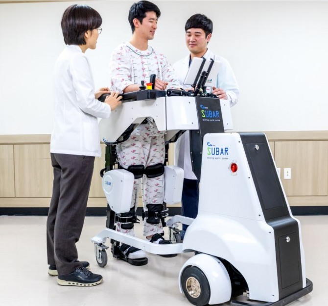 한림대학교한강성심병원은 화상 환자들의 효과적인 보행 훈련을 위해 전문 재활로봇을 도입하고 로봇재활치료 시스템을 구축했다고 28일 밝혔다. (자료=한림대병원)