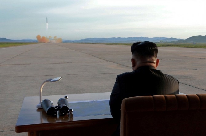 북한 김정은 국무위원장이 화성-12탄도미일 발사를 지켜보고 있다. 사진=로이터