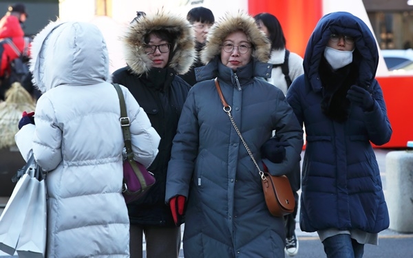 전국 대부분 지역이 영하권을 유지하고 있는 28일 오후 서울 종로구 세종대로에서 시민들이 마스크, 목도리, 모자 등을 착용하고 걷고 있다. 주말인 내일(29일)도 최강추위가 이어지겠다. 체감온도가 무려 영하 20도에 이를 것으로 전망된다. (사진=뉴시스)
