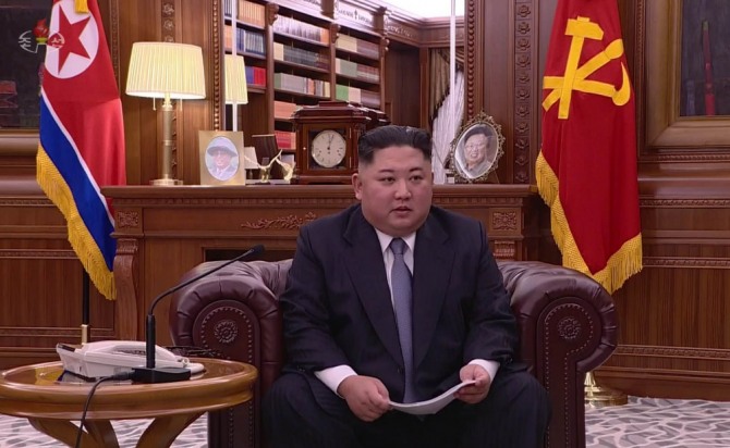 김정은 북한 국무위원장이 1일 오전 노동당 중앙위원회 청사에서 육성으로 신년사를 발표하고 있다. 사진=뉴시스