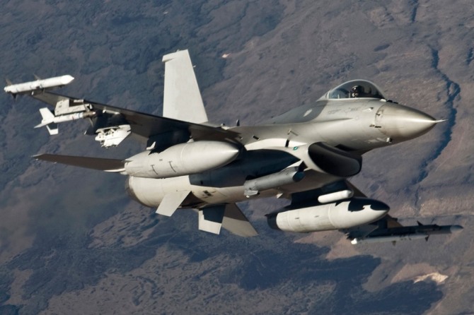 최신 스나이퍼 다케팅 포드를 장착한  F-16. 사진=록히드마틴