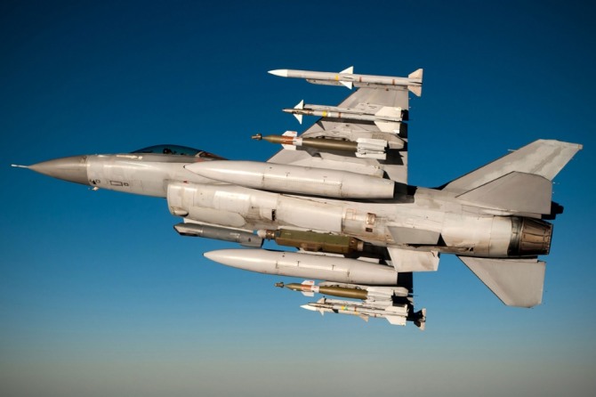 F-16의 무기탑재능력을 보여주는 사진. 단거리 공대공 미사일, 중거리 공대공 미사일, 레이저 유도폭탄 등과 타게팅포드 등을 장착한 모습. 사진=록히드마틴