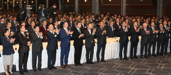 박용만 대한상의 회장과 이낙연 국무총리가 참석자들과 박수를 치고 있다.현정은 현대그룹 회장(앞줄 왼쪽부터), 김병준 자유한국당 비대위원장, 김영주 무역협회 회장, 홍남기 경제부총리, 최태원 SK그룹 회장, 이낙연 국무총리, 박용만 대한상의 회장,  김주영 한국노총 위원장, 성윤모 산업통상자원부 장관,  손학규 바른미래당 대표, 손경식 경총 회장, 홍영표 민주당 원내대표, 유영민 과학기술정보통신부 장관, 김관영 바른미래당 원내대표.