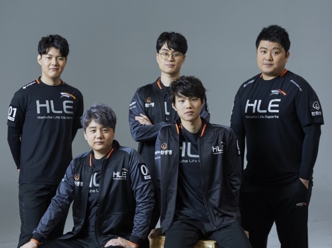 (왼쪽부터) 무진 에스퍼 템트 소환 강현종 감독.