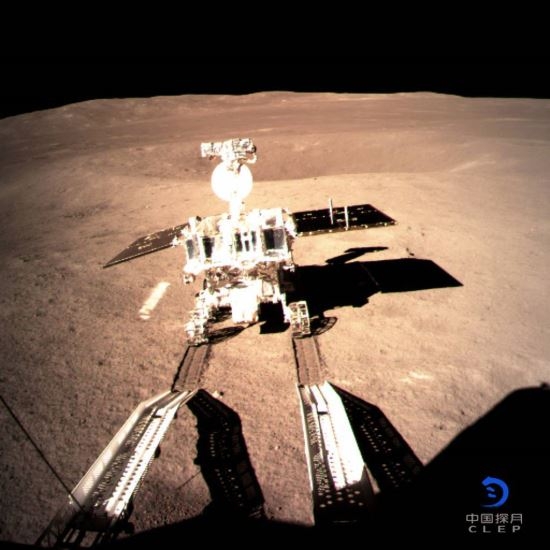 인류 역사상 최초로 달 뒷면에 착륙한 중국 달 탐사선 창어 4호의 탐사차인 '위투(옥토끼)-2호가 4일(현지 시간) 탐사를 진행하고 있다. 사진=국가항천국 사이트