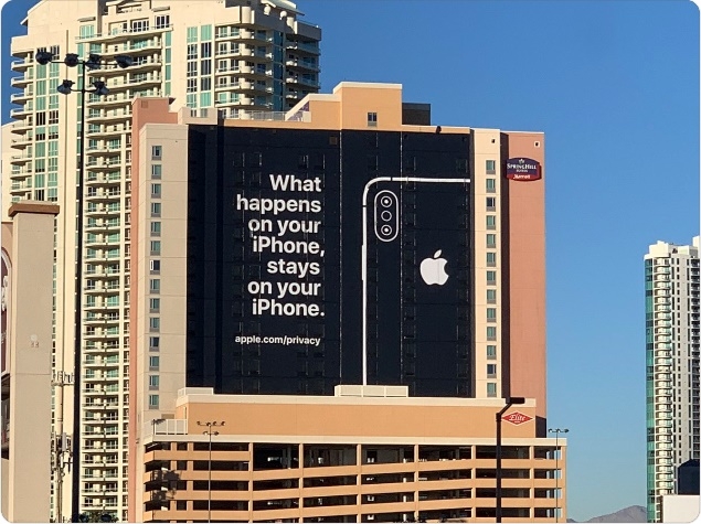 미국 라스베이거스가전쇼(CES2019)행사장 근처 빌딩의 옥외광고판에 아이폰이 떴다. 애플이 CES에 전혀 참여하지 않아온 애플이라는 점에서 이례적이다.(사진=크리스  벨라즈코 트위터)
