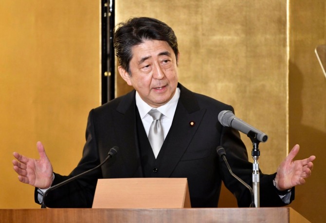 아베 신조 일본 총리가 6일(현지 시간) NHK 토론 프로그램에 출연해 한국이 일본 기업 강제징용 피해자 배상을 위해 일본 기업의 자산 압류를 추진하는 것은 국제법 위반으로 유감이라고 말했다. 사진=뉴시스