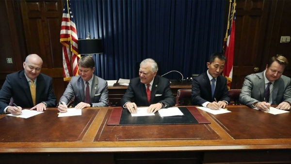 SK이노베이션 윤예선 배터리 사업 대표(오른쪽에서 두번째)와 Nathan Deal 조지아 주지사(중앙)가 MOU체결을 위한 서명을 하고 있다. /사진=SK이노베이션