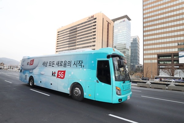 세계 최초로 5G 상용 네트워크를 적용한 5G 버스가 서울의 심장을 달린다. KT(회장 황창규)는 오는 15일부터 다음달 2일까지 서울 광화문과 강남에서 5G 체험버스 이벤트를 진행한다고 8일 밝혔다. 15일부터 24일까지는 광화문, 25일부터 다음달 2일까지 운행된다. (사진=KT) 
