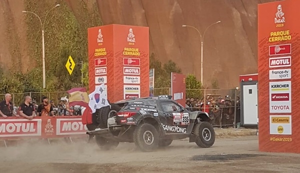 지난 6일(현지시간) 페루 리마(Lima)에서 열린 2019 다카르 랠리(Dakar Rally) 포디움 개막식에서의 쌍용자동차 렉스턴 DKR의 모습./쌍용자동차=제공