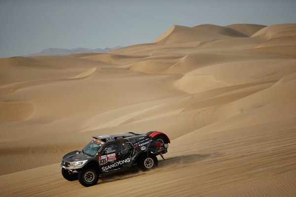 지난 8일(페루 현지시각) 2019 다카르 랠리(Dakar Rally) 제 2구간(피스코-산 후안 데 마르코나)을 질주하는 쌍용자동차 렉스턴 DKR./쌍용자동차=제공
