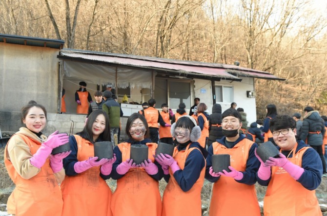 지난 10일 강원도 폐광지역에서 연탄봉사에 참여한 한화생명 '한화해피프렌즈 청소년봉사단'이 기념사진을 찍고 있다./사진=한화생명