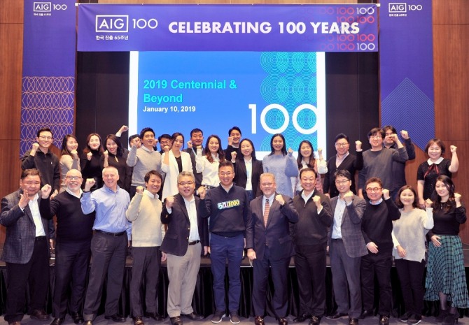 AIG손해보험은 지난 10일 여의도에 위치한 본사에서 '2019 AIG 글로벌 100주년 기념 시무식'을 개최했다. 민홍기 AIG손보 사장(앞줄 왼쪽 여섯번째)과 본부별 대표 직원들이 지속 가능한 성장을 함께 다짐하고 있다./사진=AIG손해보험