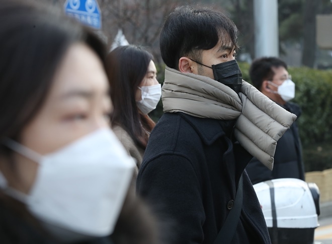 초미세먼지 농도가 전국 대부분 지역에서 ‘나쁨’ 수준을 보인 가운데 시민들이 지난 11일 오전 서울 종로구 세종대로에서 마스크를 쓰고 신호를 기다리고 있다.  사진=뉴시스