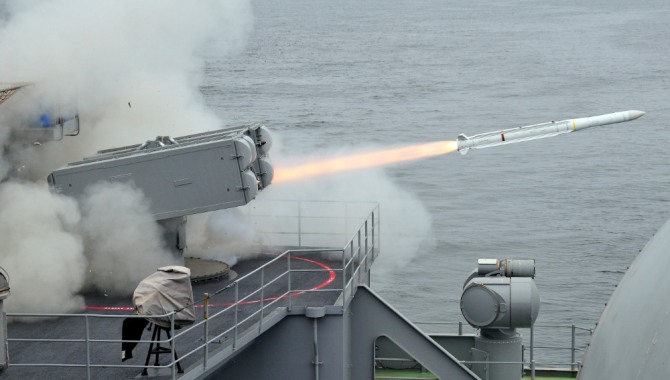 항공모함 칼빈슨함이 자체 방어를 위한 함대공미사일 ESSM 발사훈련을 하고 있다. 사진=미해군