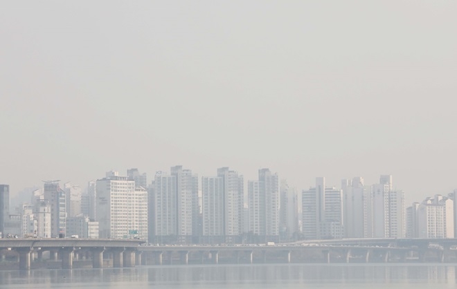 미세먼지가 전국을 뒤덮은 가운데 12일 서울 영등포구 양화한강공원에서 바라본 서울 도심이 뿌였다. 사진=뉴시스